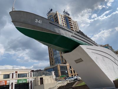 Торпедный катер, установленный в честь моряков, принимавших участие в высадке десанта и освобождении города в 1943 г. от немецко-фашистских захватчиков