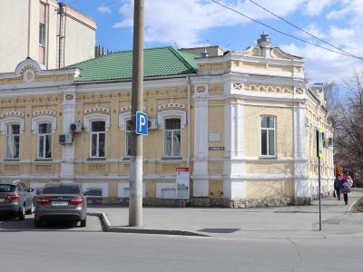 Дом Дунаева. Яркий образец ансамблевого решения уличного перекрестка, соединение жилой и хозяйственной среды