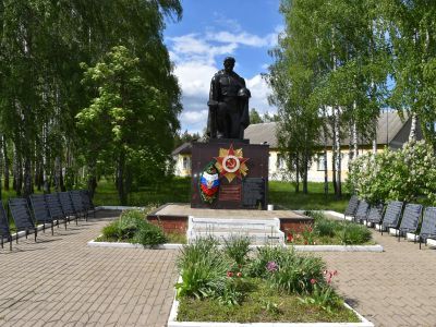 Братская могила советских воинов, погибших в боях с фашистскими захватчиками в 1943 году. Захоронено 7 человек, имена установлены. Скульптура советского воина