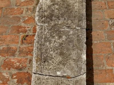 Надгробие неизвестного у южного фасада Смоленского собора, XVII в.