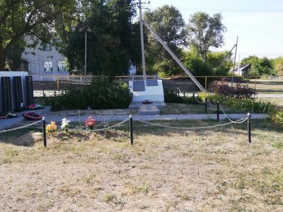 Братская могила военнопленных и советских воинов, погибших в период Сталинградской битвы