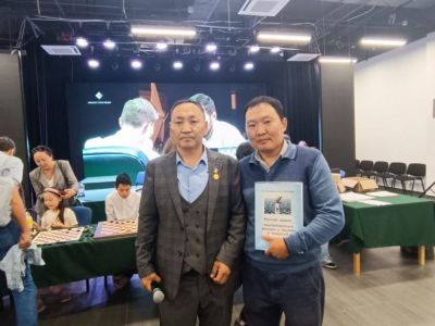 В Якутске наградили победителей сеанса одновременной игры в шашки с гроссмейстерами