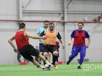 Кабмин Якутии сыграл в футбол с главами районов региона