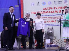 На призы 102-летнего ветерана Наума Слепцова провели матч-турнир по шахматам и шашкам