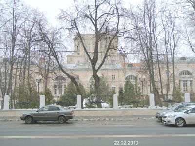 Техническое училище (перестройка быв. "Слободского дворца" после пожара 1812 г.). На аттике главного входа - монументальная скульптурная группа. Часть интерьера и ротонда фасада к реке Яузе. Ограда
