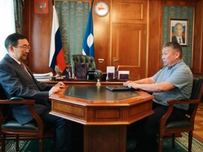 «Особый ритм столицы»: глава Якутии провел рабочую встречу с мэром Якутска