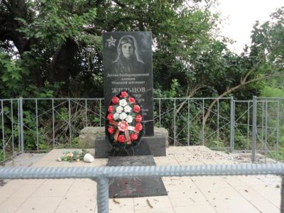 Братская могила летчиков, погибших в бою с фашистскими захватчиками