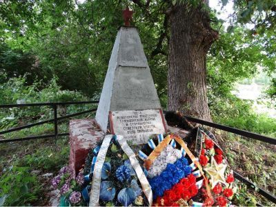 Братская могила борцов за Советскую власть. На могиле в 1960 году установлен обелиск