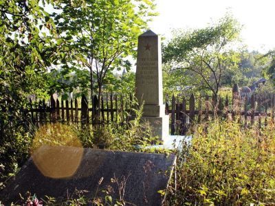 Братское захоронение советских воинов, погибших в 1941-44 гг.