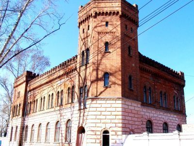 Здание (бывшие воинские казармы) медсанчасть высшего военного училища