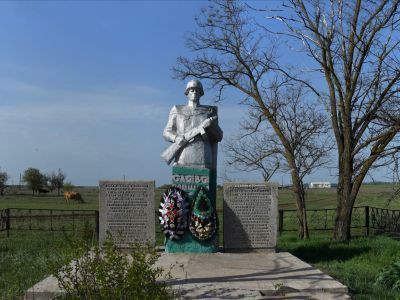 Братская могила советских воинов, погибших в период Сталинградской битвы