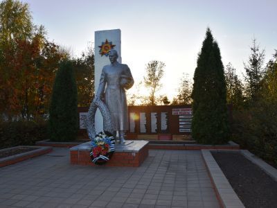 Братская могила советских воинов, погибших в боях с фашистскими захватчиками в 1943 году. Захоронено 27 человек, установлены имена 3 человек. Скульптура советского воина