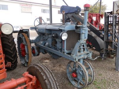 Памятный знак Азовской машино-тракторной станции