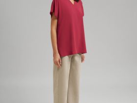 Свободная блузка с v-вырезом