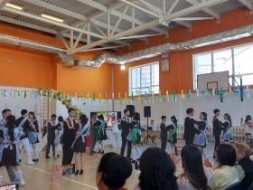 Сергей Местников поздравил с последним звонком выпускников «Айыы кыhата»