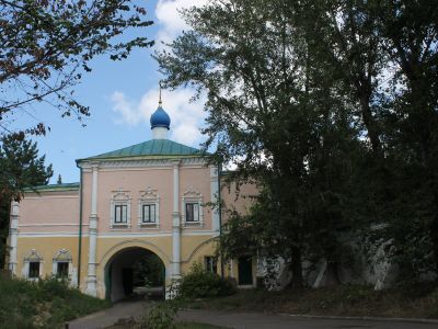 Надвратная Тихвинская церковь загородного архиерейского дома