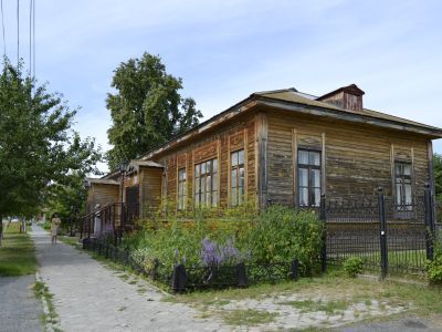 Здание школы для девочек, открытой по инициативе декабристов в 1846 г., устав которой составлен Свистуновым Петром Николаевичем и где преподавал Якушкин Иван Дмитриевич