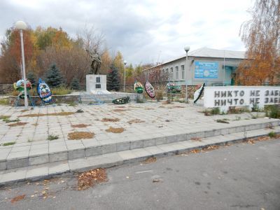 Братская могила воинов Советской Армии, погибших в период Великой Отечественной войны. Захоронено 190 человек, установлено фамилий 48 человек. Скульптура установлена в 1953 году