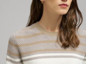 Легкий джемпер с принтом в полоску