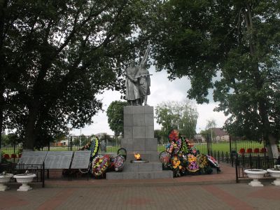 Братская могила советских воинов, погибших в боях с фашистскими захватчиками в 1943 году