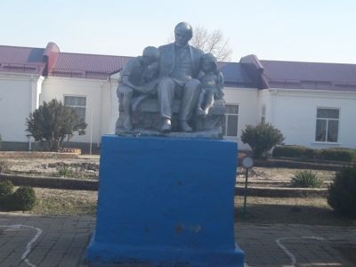 Скульптурная композиция "Ленин с детьми"