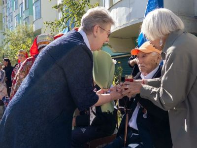 Лампадки с частичками Вечного огня передали ветеранам в Якутске