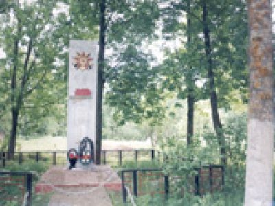 Братская могила 15 советских воинов, погибших в 1941 г. в боях с немецко-фашистскими захватчиками