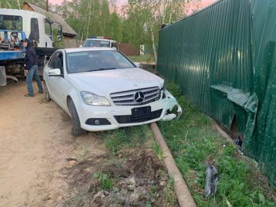 В Якутске пьяный водитель наехал на забор