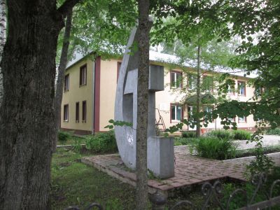 Здание племзавода «Сычевка» – одного из передовых на Смоленщине сельскохозяйственных предприятий, награжденного орденом Трудового Красного Знамени