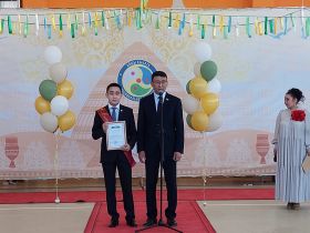 Сергей Местников поздравил с последним звонком выпускников «Айыы кыhата»