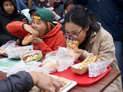 Конкурс по поеданию хот-догов состоялся в Якутске