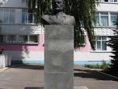 Памятник М.Е.Евсевьеву. Скульптор Е.М. Шалаева. Сооружен из бронзы