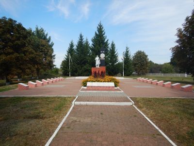 Братская могила советских воинов, погибших в боях с фашистскими захватчиками в 1943 году. Захоронено 67 человек, имена 57 человек установлены. Скульптура советского воина с мальчиком