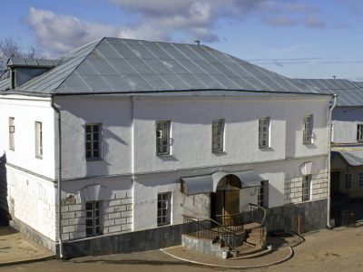 Каменный двухэтажный корпус трапезной