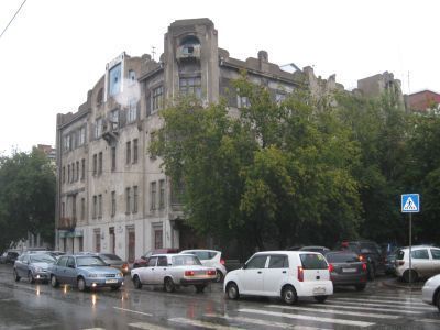 Здание правления Кузнецких каменноугольных копий с росписями на фасаде