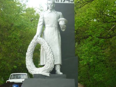 Братская могила советских воинов, погибших в боях с фашистскими захватчиками в 1943 году. Захоронено 17 человек, имена установлены. Обелиск