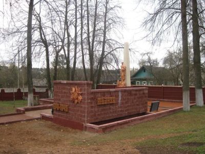 Братская могила 588 советских воинов и партизан, погибших в 1941 - 1943 гг. в боях с немецко-фашистскими захватчиками. Установлена скульптура