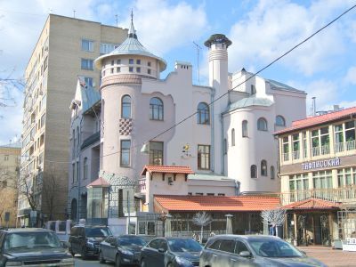 Доходный дом П.В.Лоськова, 1906 г., архитектор А.У.Зеленко. Здесь в 1916-1926 гг. жил генерал А.А.Брусилов