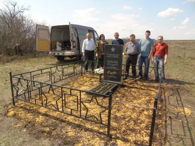 Братская могила советских воинов
