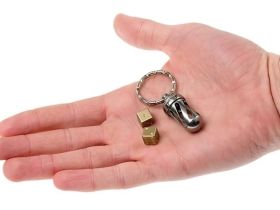 Брелок-капсула с игральными кубиками Acorn Dice Brass, Lion Steel, Нержавеющая сталь AISI 440, медь, L/DD OT