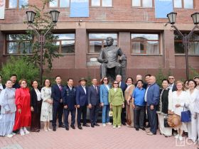 В Якутске в День национальной печати возложили цветы к памятнику Василию Никифорову-Кюлюмнюру