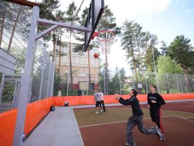 Глава Якутии встретился с юными нерюнгринцами на новой спортплощадке