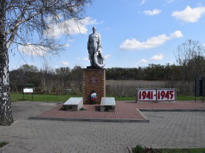 Памятник воинам-землякам, погибшим в боях с фашистскими захватчиками в 1941-1945 гг. Скульптура воина с автоматом