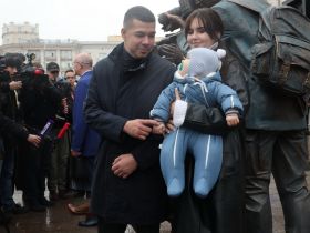 В сквере ТАСС открыли скульптурную композицию "Российские журналисты"