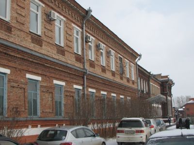 Одноэтажное каменное здание начала XX века в стиле "Модерн", ныне жилой дом