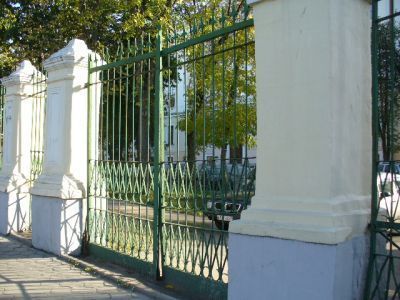 Ограда с двумя проездными воротами