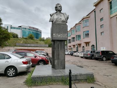 Памятник Серову Василию Матвеевичу (1879-1918) - профессиональному революционеру, члену 2-ой Государственной Думы от большевиков, председателю Верхнеудинского Совета рабочих, солдатских и крестьянских депутатов, замученного белогвардейцами в сентябре 1918