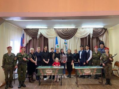 Две «Парты героя» памяти погибших участников СВО открыли в школе Олекминска