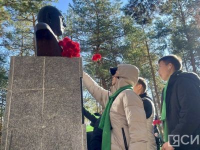 В Якутске возложили цветы к памятникам основателям лесного хозяйства