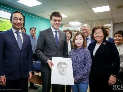 Студентка подарила министру науки России Михаилу Котюкову его портрет